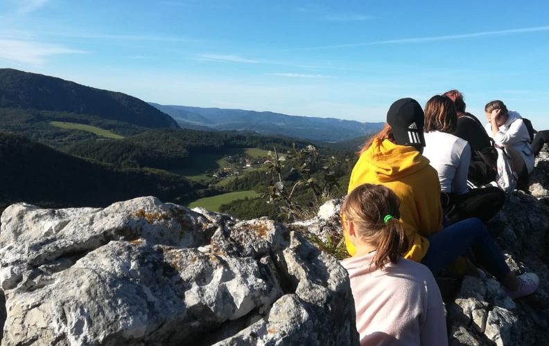 „Rok, ktorý sme prežili sa asi nezmazateľne zapíše do histórie ľudstva ako rok v znamení pandémie koronavírusu. Páči sa mi prirovnanie ku prírodnej katastrofe, lebo to asi najlepšie vystihuje, ako sme sa ocitli zoči-voči situácii, ktorú si nikto neprial, ale neostalo nám napokon nič iné, len to prijať a vyrovnať sa s tým, ako sa dá.“, konštatuje Robo […]