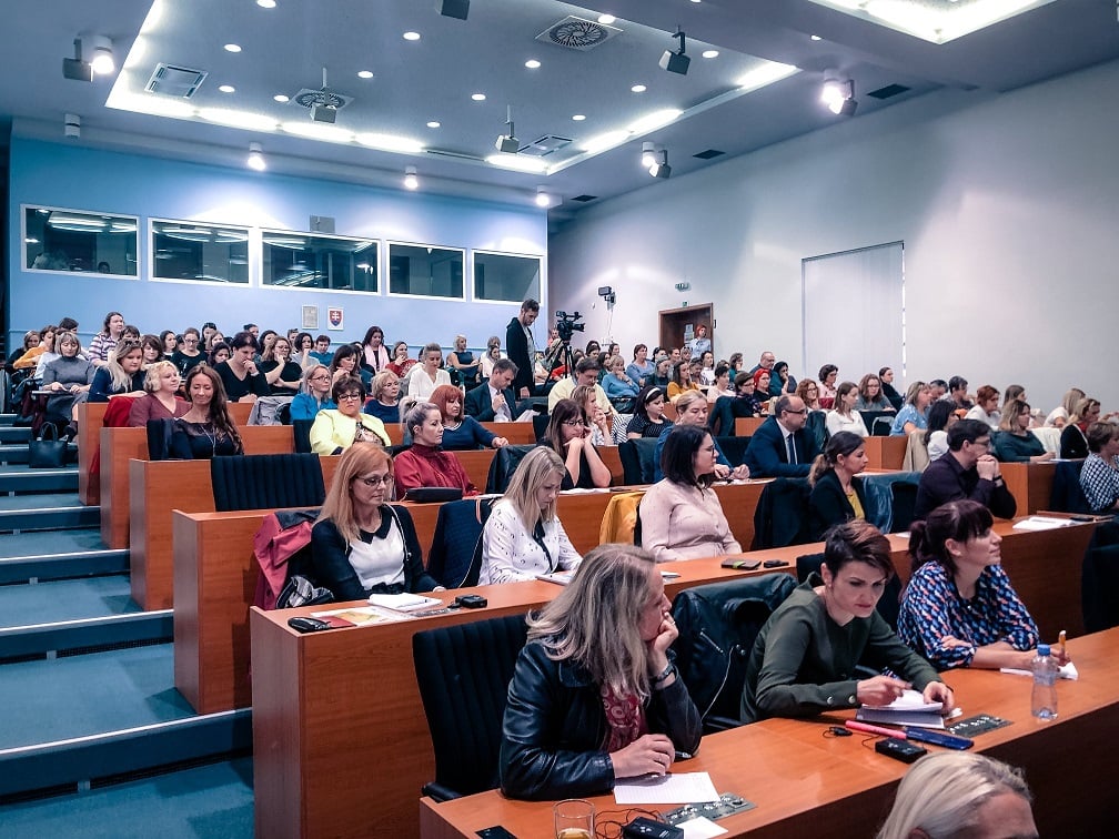Náruč, tak ako v rokoch 2017 a 2019, pripravila aj na tohoročnú jeseň realizáciu medzinárodnej odbornej konferencie zameranej na prezentovanie najnovších poznatkov a trendov v práci s deťmi ohrozenými násilím s názvom Pomoc dieťaťu ohrozenému násilím: Spolu dokážeme viac III. Vzhľadom na dlhodobo nepriaznivú pandemickú situáciu a určitú celospoločenskú únavu z  on-line stretnutí, konferencií, vzdelávaní …, rozhodli sme sa po […]