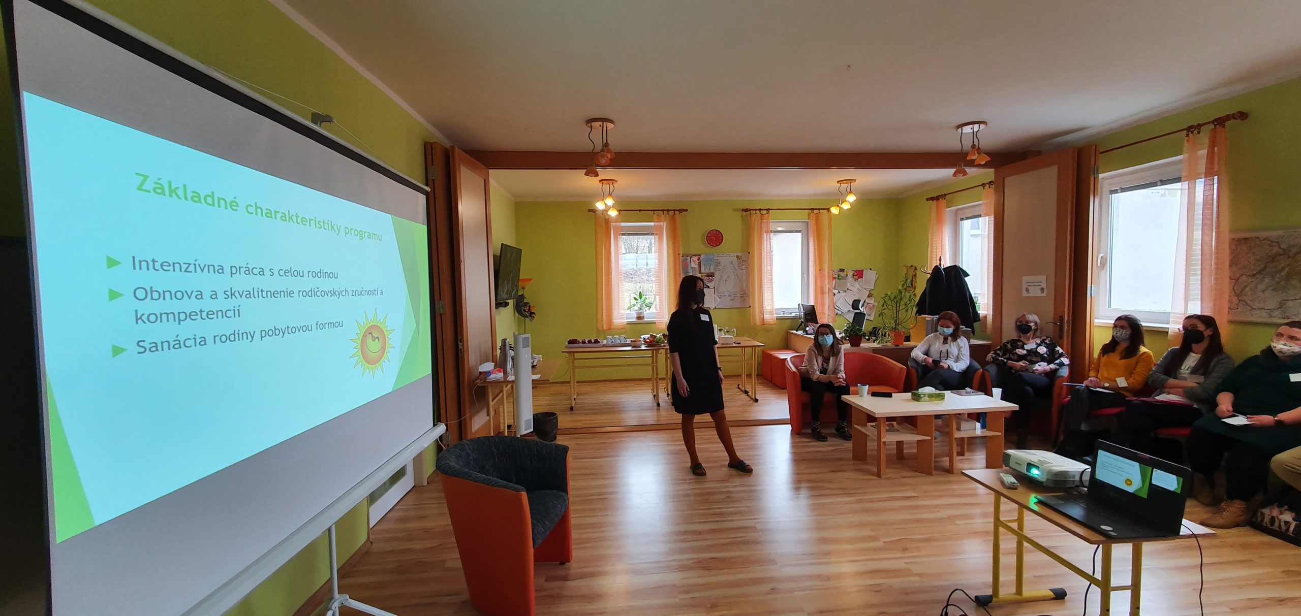 Je to už viac ako 3 roky, odkedy naše Detské krízové centrum Náruč spustilo nový špecializovaný pobytový program s názvom „Aby deti nemuseli odísť z rodiny.“  Základným poslaním tohto inovatívneho programu je prostredníctvom intenzívnej práce s celou rodinou predchádzať vynímaniu detí z biologických rodín a napomôcť rodičom vytvoriť pre deti optimálne podmienky pre ich zdravý, harmonický vývin. Počas uplynulých troch […]